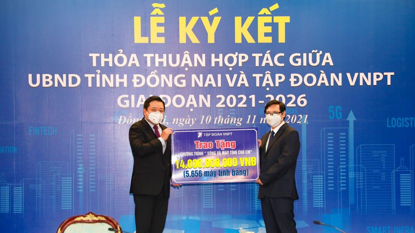 Chú thích ảnh 1: Tổng giám đốc VNPT Huỳnh Quang Liêm (bên trái) và Phó chủ tịch UBND tỉnh Đồng Nai Nguyễn Sơn Hùng (bên phải) thực hiện nghi lễ trao nhận 5.656 máy tính bảng.