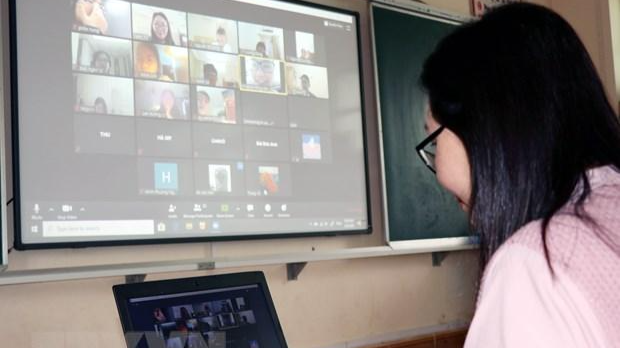 Bộ Giáo dục và Đào tạo đã tinh giảm chương trình để phục vụ cho việc dạy trực tuyến và dạy trên truyền hình. Ảnh minh họa: TTXVN