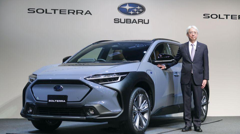 Chủ tịch kiêm Giám đốc điều hành Subaru Corp. Tomomi Nakamura đứng cạnh chiếc xe chạy hoàn toàn bằng điện (EV) Solterra đầu tiên trong sự kiện ra mắt tại Tokyo, Nhật Bản ngày 11/11/2021. Ảnh: Reuters