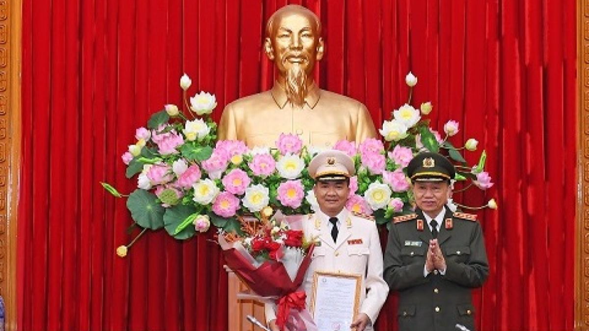 Đại tướng Tô Lâm trao quyết định và chúc mừng Trung tướng Nguyễn Minh Đức.