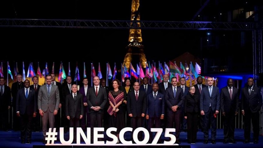 Các đại biểu cùng Tháp Eiffel "mừng" sinh nhật thứ 75 của UNESCO. Ảnh: Reuters 