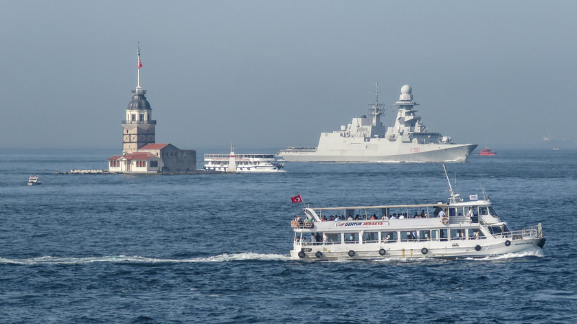 ITS Fasan, soái hạm SNMG2 băng qua eo biển Istanbul vào ngày 1/7/2021. Ảnh: NATO