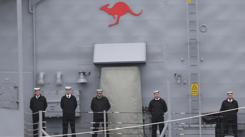 Quân nhân của Hải quân Hoàng gia Australia trên tàu khu trục mang tên lửa dẫn đường lớp Adelaide HMAS Melbourne (III). Ảnh: Reuters