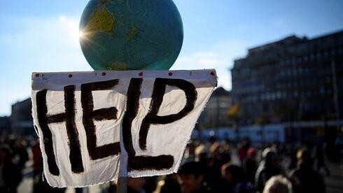 Các nhà hoạt động khí hậu biểu tình ở Glasgow trong hội nghị COP26 của LHQ. Ảnh: AP