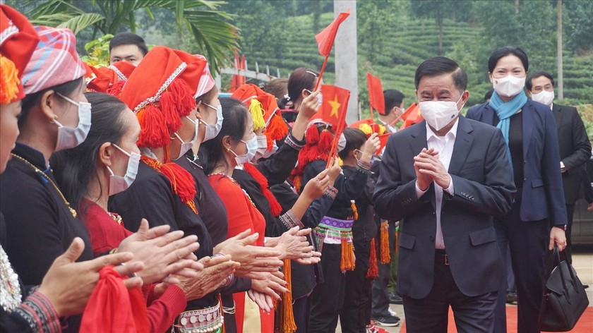 Bà con nhân dân thôn Phú Lâm vui mừng đón ông Trần Cẩm Tú cùng đoàn công tác đến dự Ngày hội Đại đoàn kết toàn dân tộc. Ảnh: báo Dân tộc