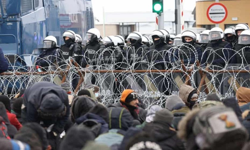 Cảnh sát Ba Lan gác biên giới với Belarus để ngăn chặn dòng người di cư người cố gắng xâm nhập lãnh thổ nhằm tiến vào EU. Ảnh: BelTA/Reuters