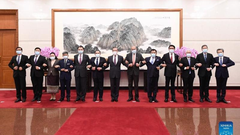 Các đặc phái viên ngoại giao ASEAN ở Trung Quốc gặp Bộ trưởng Ngoại giao Trung Quốc Vương Nghị (giữa) tại Bắc Kinh ngày 14/11/2021. Ảnh: Tân Hoa xã