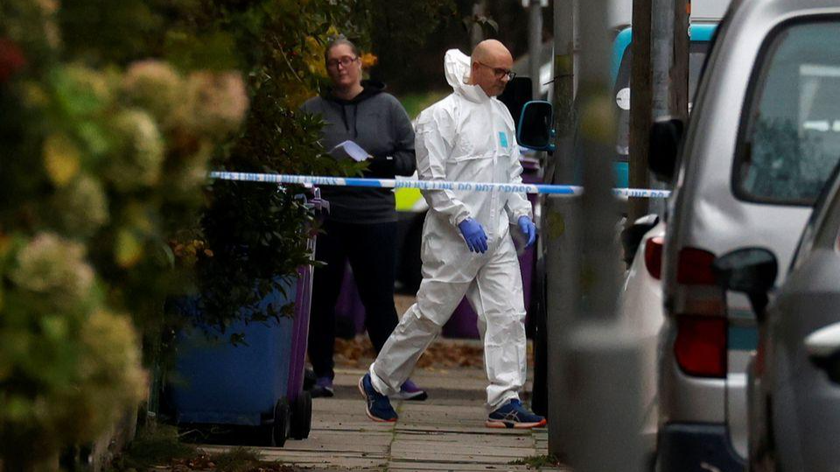 Nhân viên pháp y tại hiện trường trong khu vực Công viên Sefton, sau một vụ nổ xe bên ngoài Bệnh viện Phụ nữ Liverpool, ở Liverpool, Anh, ngày 15/11/2021. Ảnh: Reuters