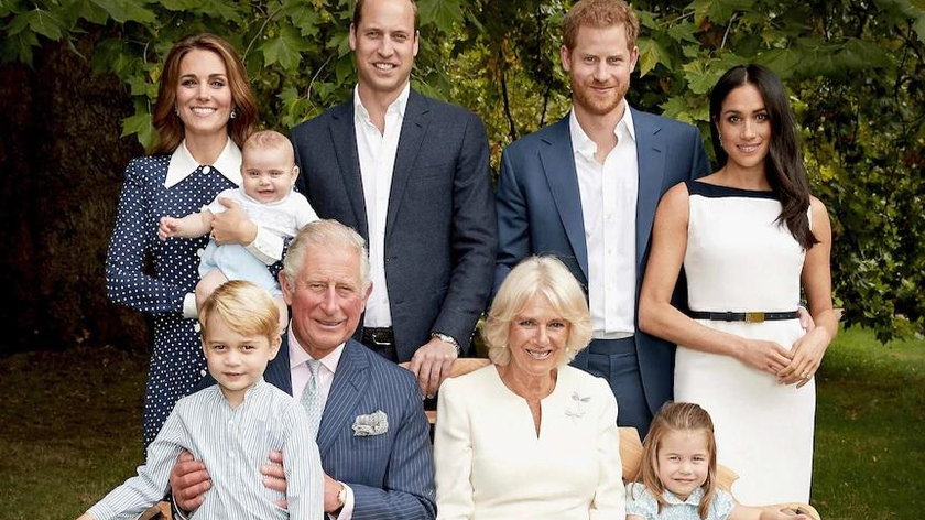 Vợ chồng Thái tử Charles - Camilla cùng gia đình 2 con trai William và Harry. Ảnh: AP