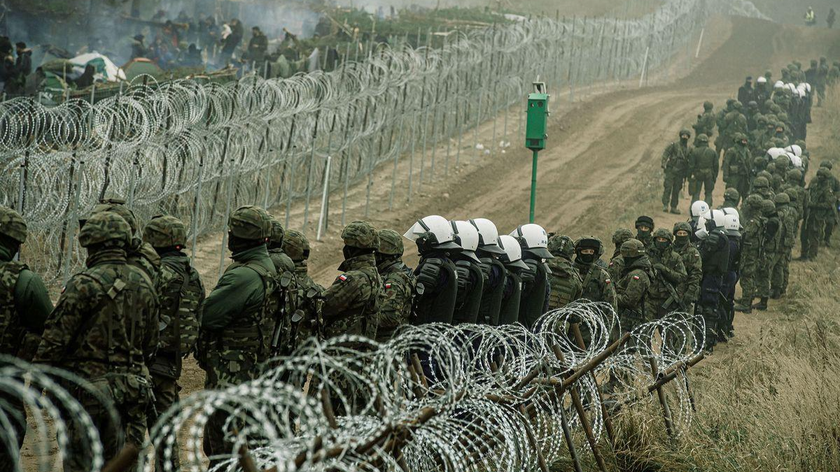 Các binh sĩ và cảnh sát Ba Lan theo dõi người di cư tại biên giới Ba Lan / Belarus gần Kuznica, Ba Lan. Ảnh do Lực lượng Phòng vệ Lãnh thổ công bố ngày 12/11/2021 phát qua Reuters