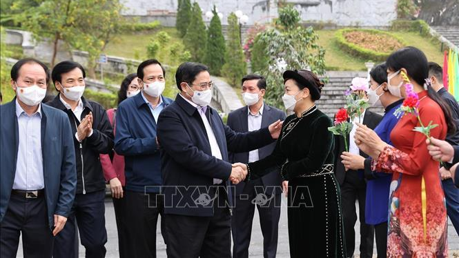 Thủ tướng Phạm Minh Chính với đồng bào các dân tộc tỉnh Cao Bằng. Ảnh: Dương Giang/TTXVN