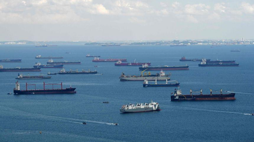 Rất đông tàu thuyền chờ đợi nhiều ngày hoặc nhiều tuần ở Eo biển Singapore để cập cảng Singapore. Ảnh: AFP