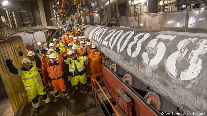 Công nhân vẫy tay chào sau khi hoàn thành đường ống Nord Stream 2. Ảnh: Nord Stream 2