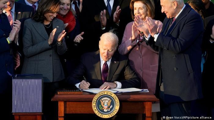 Tổng thống Mỹ Joe Biden ký dự luật cơ sở hạ tầng trị giá 1 nghìn tỷ USD thành luật trong một buổi lễ tại Nhà Trắng. Ảnh: AP