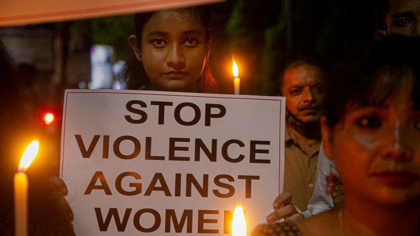 Phụ nữ Ấn Độ cầm biểu ngữ phản đối bạo lực đối với phụ nữ. Ảnh: AP