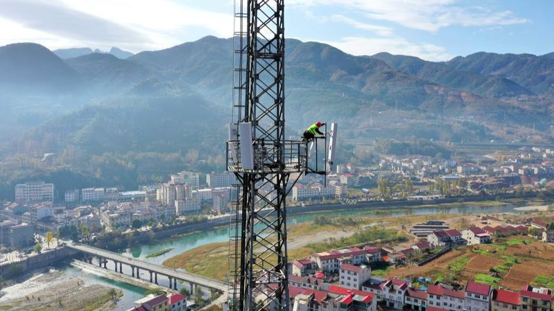 Một nhân viên của China Mobile kiểm tra một trạm phát 5G ở Tương Dương, tỉnh Hồ Bắc. Ảnh: China Daily