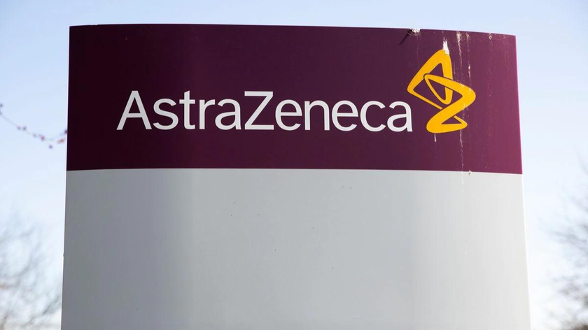 Logo của AstraZeneca bên ngoài trụ sở chính ở Bắc Mỹ ở Wilmington, Delaware, Hoa Kỳ. Ảnh: Reuters (chụp ngày 22/3/2021)