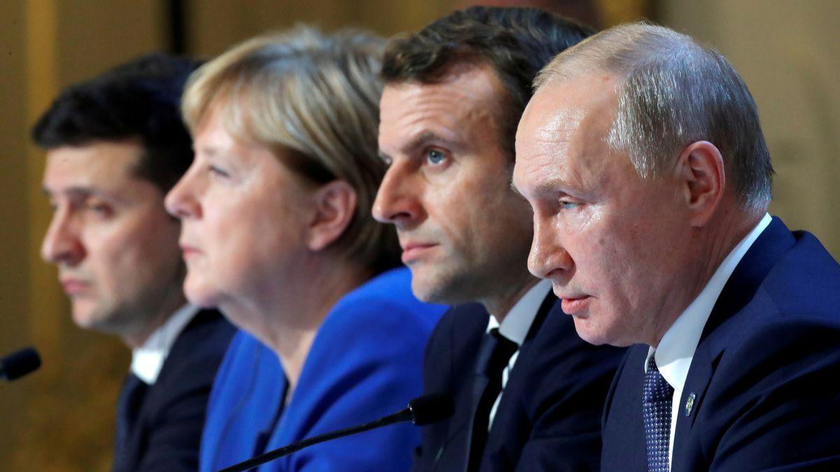 Tổng thống Ukraine Volodymyr Zelenskiy, Thủ tướng Đức Angela Merkel, Tổng thống Pháp Emmanuel Macron và Tổng thống Nga Vladimir Putin tham dự một cuộc họp báo chung sau hội nghị thượng đỉnh định dạng Normandy tại Paris, Pháp ngày 9/12/2019. Ảnh: Reuters