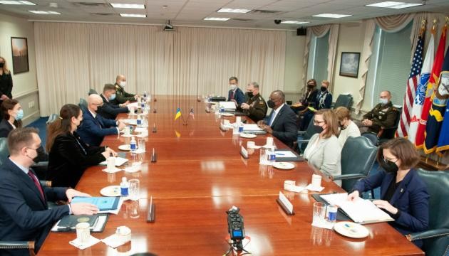 Cuộc gặp của Bộ trưởng Quốc phòng Ukraine và Mỹ tại Lầu Năm góc (Mỹ). Ảnh: Ukrinform