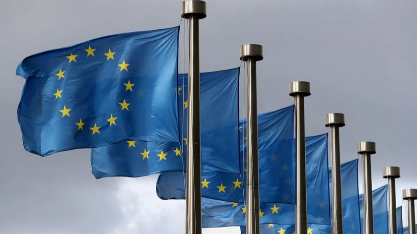 Cờ EU trước trụ sở Ủy ban châu Âu ở Brussels, Bỉ. Ảnh: Reuters (chụp ngày 2/10/2019)