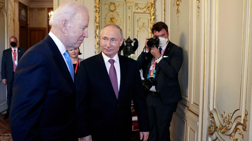 Tổng thống Hoa Kỳ Joe Biden và Tổng thống Nga Vladimir Putin gặp nhau trong cuộc gặp thượng đỉnh Hoa Kỳ-Nga tại Villa La Grange ở Geneva, Thụy Sĩ ngày 16/6/2021. Ảnh: Sputnik phát qua Reuters