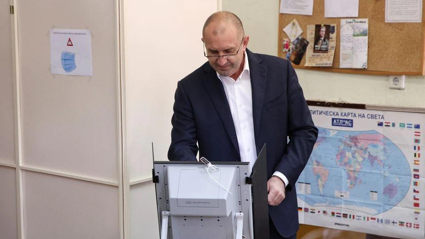 Tổng thống đương nhiệm Rumen Radev bỏ phiếu tại một điểm bỏ phiếu bầu Tổng thống ở Sofia, Bulgaria, ngày 21/11/2021. Ảnh: Reuters