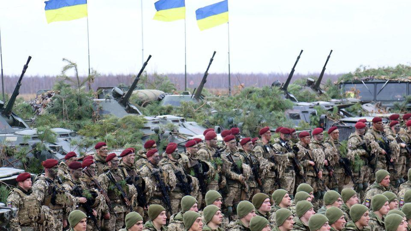 Các quân nhân của AAF Ukraine tham dự cuộc diễn tập quân sự ở Vùng Zhytomyr, Ukraine ngày 21/11/2021. Ảnh do Dịch vụ báo chí của Bộ chỉ huy AAF Ukraine cung cấp cho Reuters