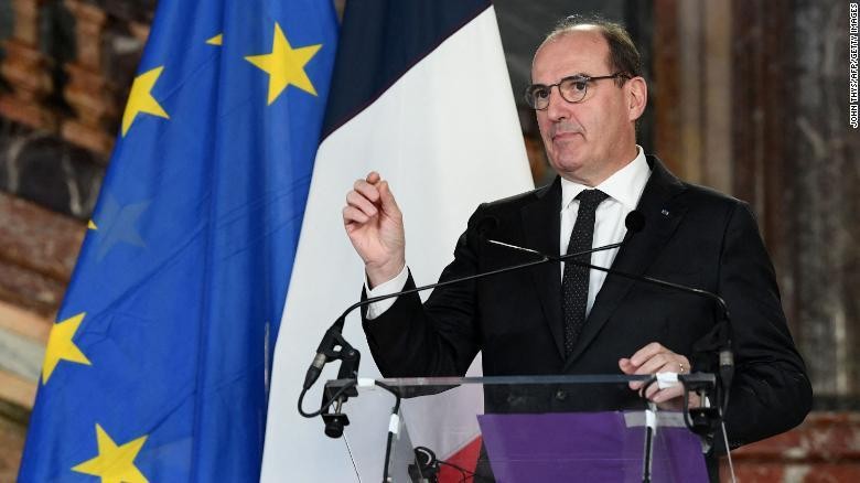 Thủ tướng Pháp Jean Castex phát biểu trong cuộc họp báo chung với người đồng cấp Bỉ sau cuộc họp cấp bộ trưởng vào ngày 22/11/2021 tại Brussels. Ảnh: CNN