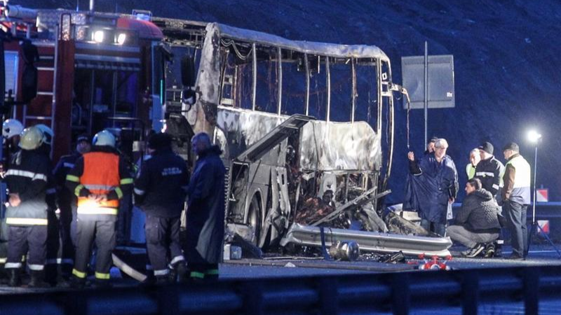 Lực lượng cứu hộ tại địa điểm xảy ra vụ tai nạn xe buýt trên đường cao tốc gần làng Bosnek, phía nam Sofia, rạng sáng 23/11/2021. Ảnh: AFP