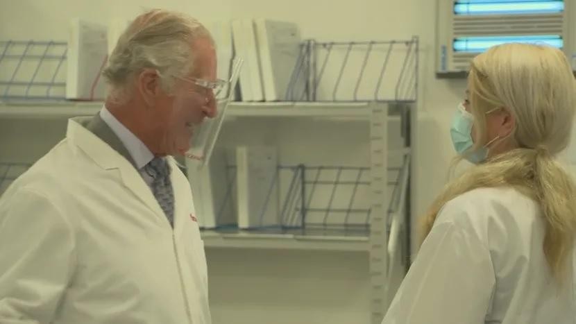 Thái tử Charles đã đến thăm nhà máy sản xuất vaccine Wockhardt UK tại Wrexham (Vương quốc Anh). Ảnh: iTV