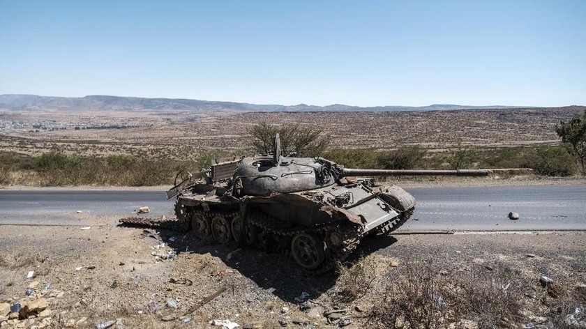 Một chiếc xe tăng hỏng bị bỏ lại bên đường ở phía bắc Mekele, thủ phủ của Tigray. Ảnh: AFP