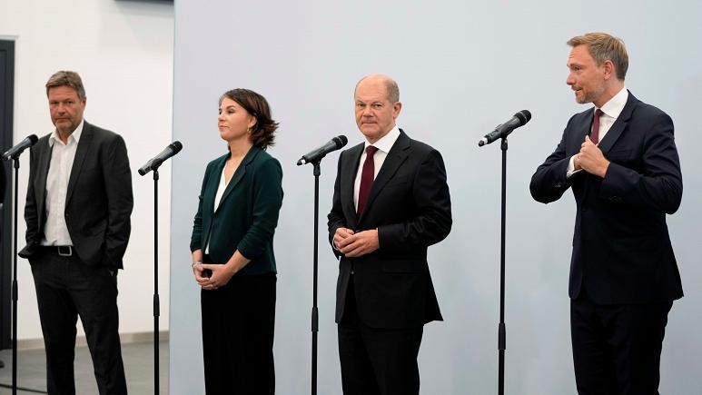 Chủ tịch FDP Christian Lindner, ứng cử viên thủ tướng Olaf Scholz của SPD, các nhà lãnh đạo utq8wqđảng Xanh Annalena Baerbock và Robert Habeck