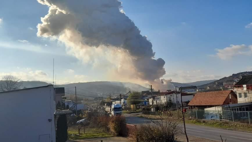 Cột khói sau vụ nổ rung chuyển mặt đất tại nhà máy sản xuất động cơ tên lửa ở ngoại ô Belgrade. Ảnh: Twitter