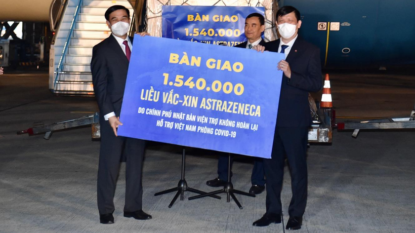 Bộ trưởng Bộ Quốc phòng Phan Văn Giang trao tượng trưng cho Bộ trưởng Bộ Y tế Nguyễn Thanh Long số lượng 1.540.000 liều vaccine AstraZeneca do Chính phủ Nhật Bản viện trợ không hoàn lại cho Việt Nam. Ảnh: VGP/Nhật Bắc