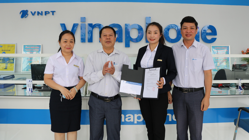 Lãnh đạo VinaPhone Điện Biên trao thưởng cho chị Quàng Thị Tinh. 