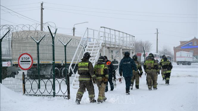 Nhân viên điều tra và lực lượng cứu hộ được triển khai tại khu vực hầm mỏ ở Siberia thuộc Nga sau vụ tai nạn ngày 25/11/2021. Ảnh: AFP/TTXVN