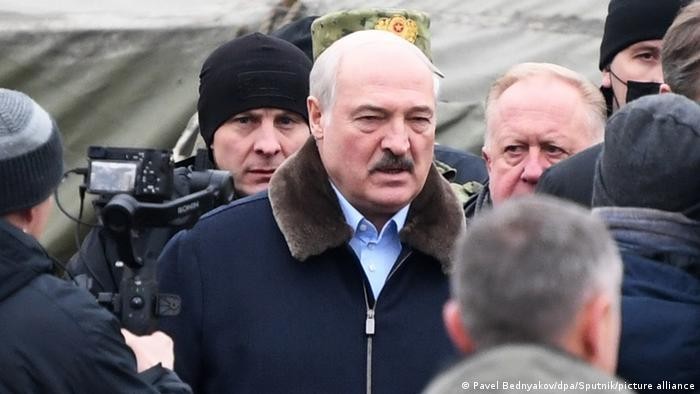 Tổng thống Alexander Lukashenko đến thăm một trại tị nạn tại trung tâm hậu cần Bruzgi. Ảnh: dpa/Sputnik