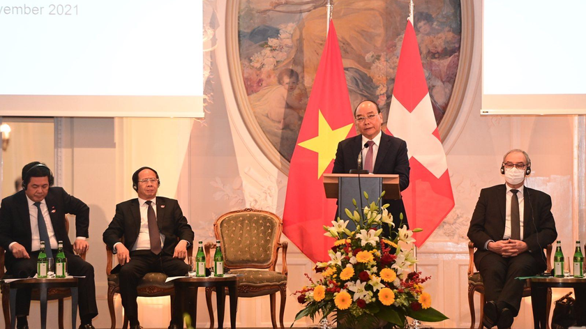 Chủ tịch Nước Nguyễn Xuân Phúc phát biểu tại Diễn đàn doanh nghiệp Việt Nam – Thụy Sĩ. 