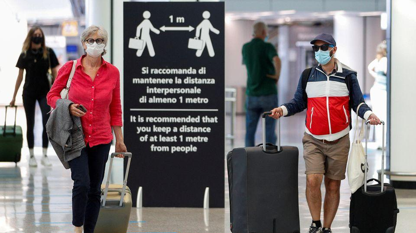 Hành khách tại Sân bay Fiumicino ở Rome, Italy, khi EU nới lỏng hạn chế du lịch với 14 quốc gia sau đợt bùng phát dịch bệnh COVID-19. Ảnh: Reuters (chụp ngày 30/6/2020)