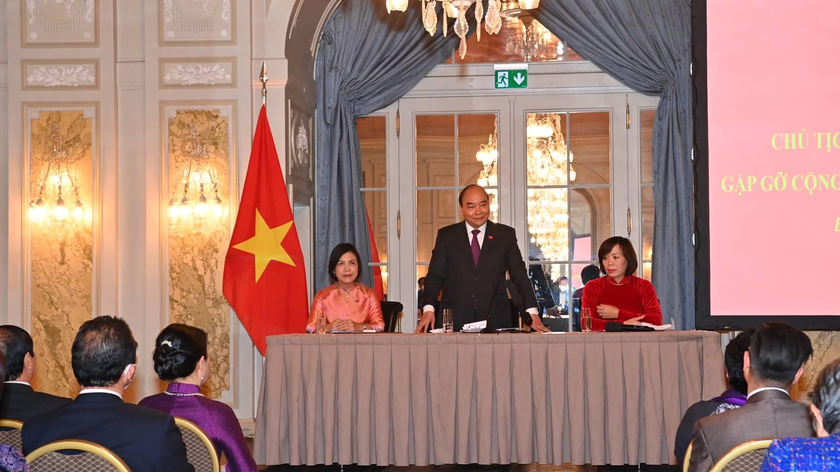 Chủ tịch nước Nguyễn Xuân Phúc gặp gỡ cộng đồng người Việt Nam ở Thuỵ Sỹ. Ảnh: Nguyễn Trung