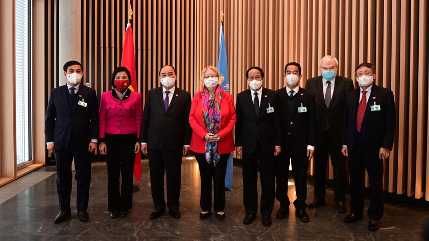 Chủ tịch nước Nguyễn Xuân Phúc và Tổng Giám đốc Văn phòng LHQ tại Geneva Tatiana Valoya chụp ảnh lưu niệm cùng một số đại biểu.