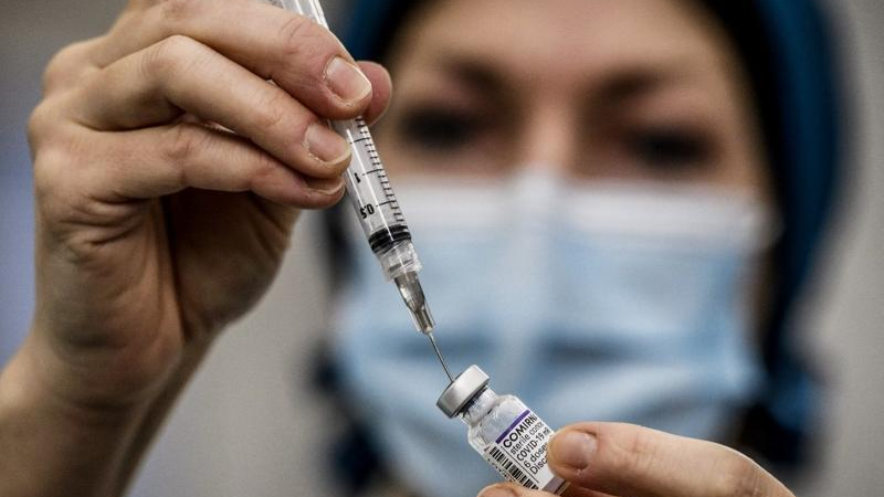 Một nhân viên y tế chuẩn bị một ống tiêm với liều vaccine Pfizer-BioNTech (Comirnaty) COVID-19, tại Trung tâm tiêm chủng Lyon Gerland (Pháp) vào ngày 27/11/2021. Ảnh: AFP