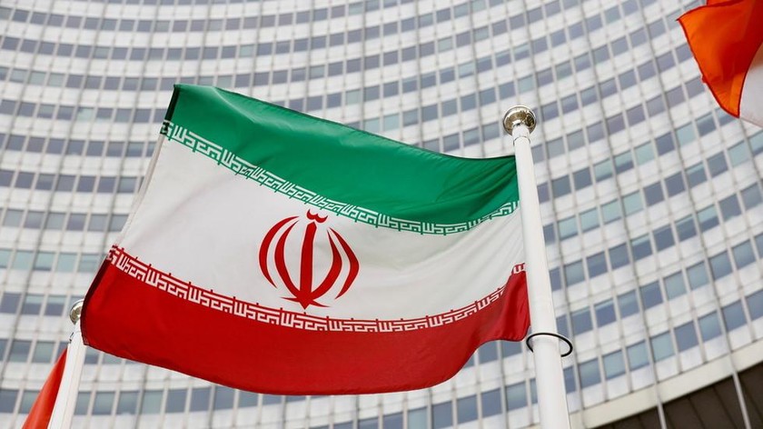 Quốc kỳ Iran trước trụ sở Cơ quan Năng lượng Nguyên tử Quốc tế (IAEA) ở Vienna, Áo. Ảnh: Reuters