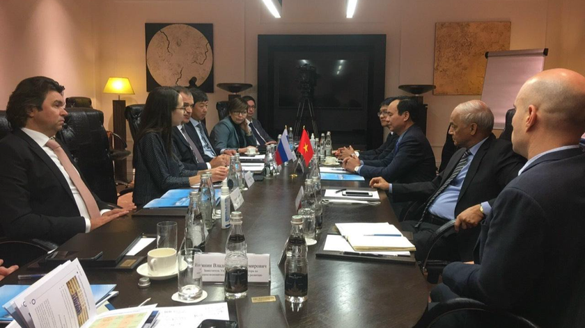 Ông Võ Văn Hưng, Chủ tịch UBND tỉnh Quảng Trị đã làm việc với ông Sergey Turmanov, Tổng Giám đốc và các cộng sự đến từ Tập đoàn Gazprom International.