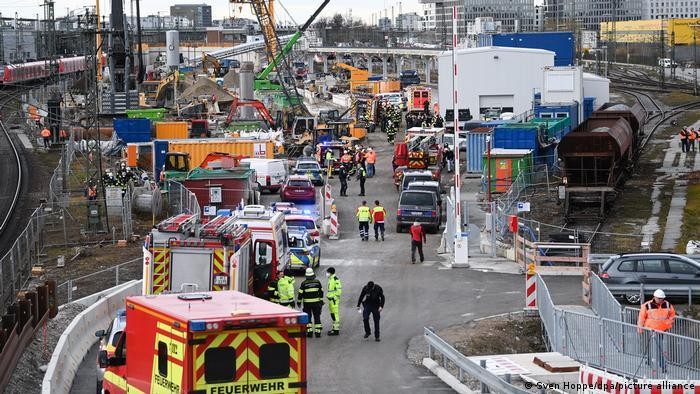Lực lượng cứu hộ đến hiện tường vụ nổ gần ga xe lửa Munich. Ảnh: dpa