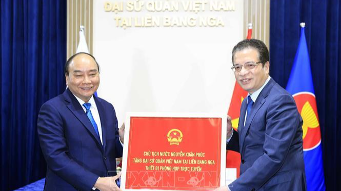 Chủ tịch nước Nguyễn Xuân Phúc tặng Đại sứ quán Việt Nam tại Liên bang Nga thiết bị phòng họp trực tuyến. Ảnh: Thống Nhất/TTXVN
