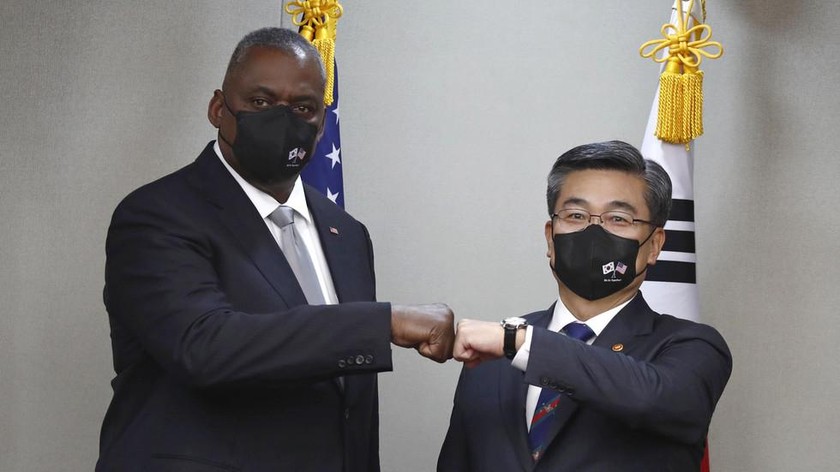 Bộ trưởng Quốc phòng Hoa Kỳ Lloyd Austin và Bộ trưởng Quốc phòng Hàn Quốc Suh Wook. Ảnh: AP (chụp ngày 2/11/2021) 