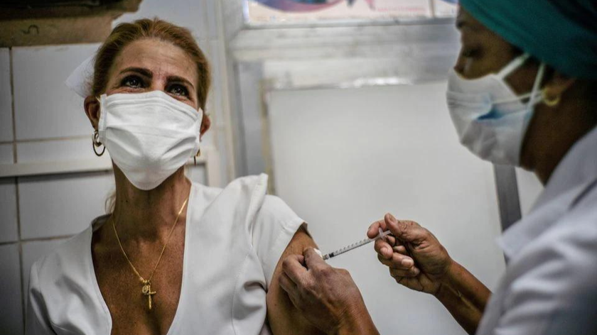 Một nhân viên y tế được tiêm vaccine Soberana-02 trong thử nghiệm giai đoạn III đối với ứng viên vaccine của Cuba trong bối cảnh lo ngại về sự lây lan của dịch COVID-19 ở Havana, Cuba. Ảnh: Reuters (chụp ngày 24/3/2021)