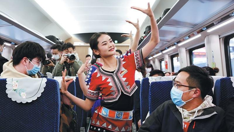 Nhân viên đường sắt Trung Quốc-Lào biểu diễn các điệu múa dân gian cho hành khách khi tàu khởi hành Côn Minh. Ảnh: China Daily