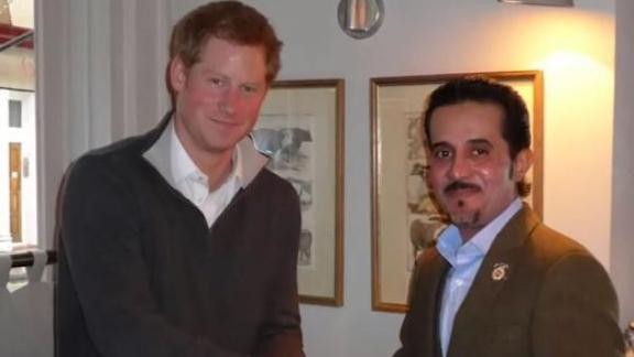 Hoàng tử Harry gặp tỷ phú Mahfouz Marei Mubarak bin Mahfouz vào năm 2013. Ảnh: The Times